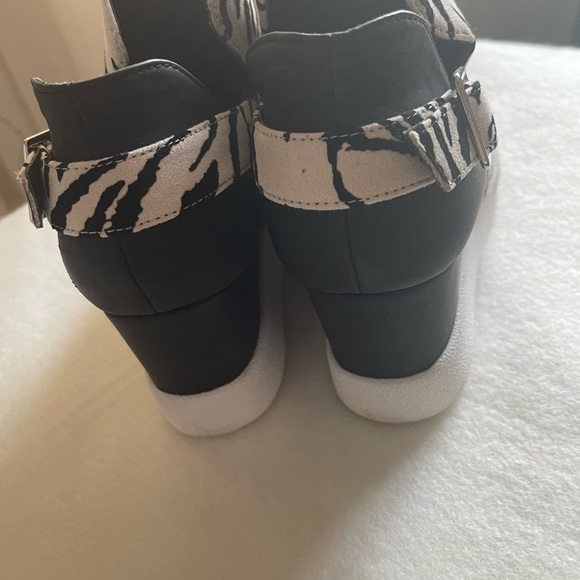 👢Qupid, black/Zebra print Wedge Booties size 7.5 or 8 - Picture 4 of 6